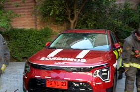 Bomberos de Santiago firma “Compromiso por la Electromovilidad” y adquiere autos cero emisiones