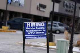 Creación de empleo en EE.UU. se desacelera bruscamente en junio pero cae tasa de desocupación