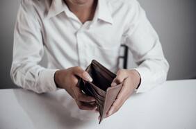 Los 4 patrones psicológicos que llevan a tomar malas decisiones con el dinero