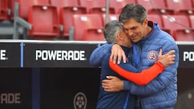 El potente gesto de Mauricio Pellegrino con Gustavo Álvarez tras la eliminación de la U en la Sudamericana