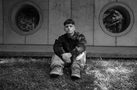 El Menor presenta “Con los míos” adelanto de su nuevo disco