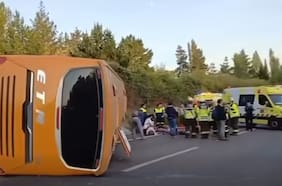 Bus interprovincial se vuelca cerca de Saltos del Laja en la Ruta 5 Sur: hay personas lesionadas, pero no fallecidos