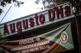 “Necesitamos claridad de cara al futuro”: el aire caldeado que se respira en el Liceo Augusto d’Halmar de Ñuñoa