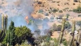 Declaran alerta roja por incendio forestal en Combarbalá: fuego amenaza a viviendas cercanas