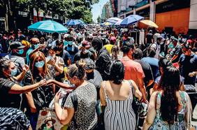 Más de la mitad de los chilenos se autocalifica como clase baja y sube con fuerza la percepción de que el Estado ayudó durante la pandemia