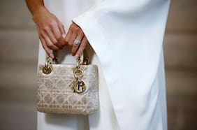 Los bolsos de US$ 57 de Christian Dior tienen un costo oculto: riesgo para la reputación