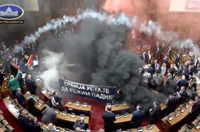 Bombas de humo y bengalas en el parlamento serbio: hay legisladores heridos