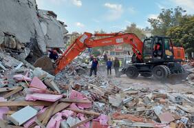 Gobierno de Chile solidariza con Turquía y ofrece equipo de especialistas en rescate tras terremoto de magnitud 7 Richter