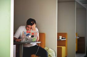 Los 5 trabajos que causan más infelicidad, según Harvard