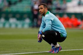 Claudio Bravo, arquero del Betis, se sincera: “Si me toca jugar, bien; si no, estaré acá apoyando a mis compañeros”