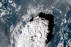 Las impactantes imágenes que ha dejado la erupción submarina de un volcán en Tonga