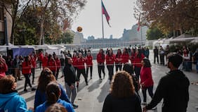 Chile ya vive el Mundial de Vóleibol Femenino Sub 17: la selección realiza una activación ciudadana frente a La Moneda