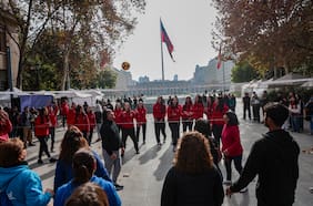 Chile ya vive el Mundial de Vóleibol Femenino Sub 17: la selección realiza una activación ciudadana frente a La Moneda