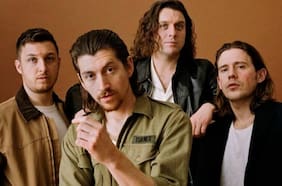 Arctic Monkeys lanzará una nueva canción como apoyo a niños afectados por guerras