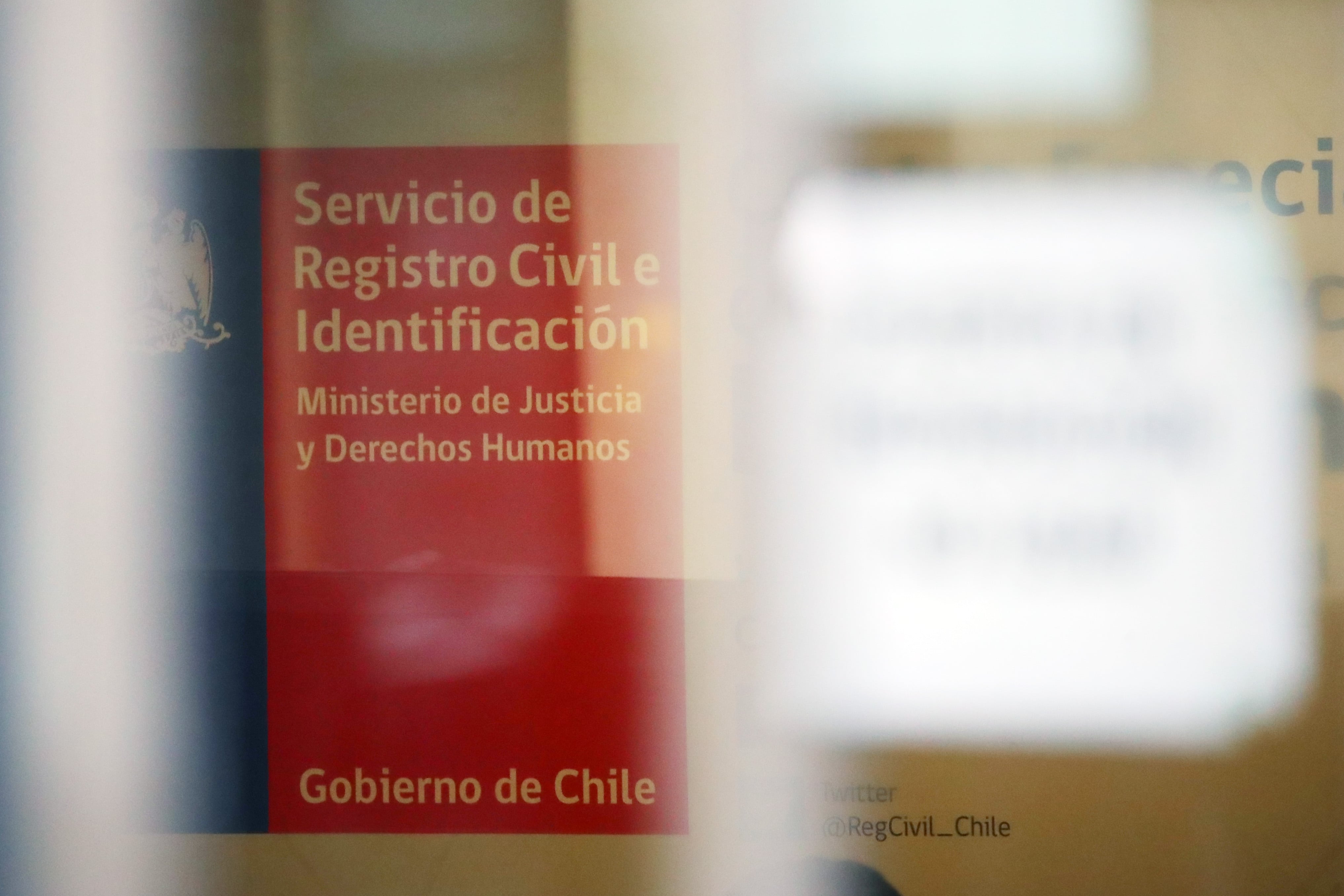 Parlamentarios presionan al Registro Civil por error en la entrega de cédulas de identidad