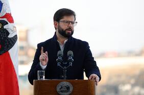 En entrega de buque rompehielos Almirante Viel: Presidente Boric anuncia visita al Polo Sur en enero