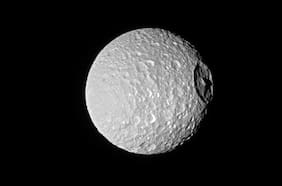 Científicos hacen un inesperado descubrimiento en “La estrella de la Muerte”, la extraña luna de Saturno
