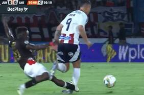 “La más violenta en la historia del fútbol”: la brutal patada que recibió exdelantero de Colo Colo en Colombia