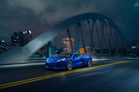 Chevrolet Corvette cumple 70 años y lo celebra con su primera versión híbrida