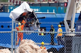 Traen a tierra los escombros del sumergible Titán que implosionó en su viaje al Titanic