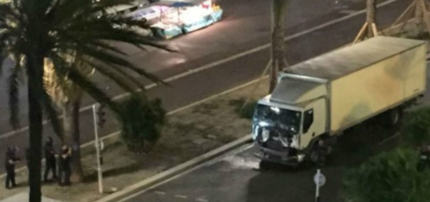 Policías junto a un camión después de que un islamista radical chocara contra una multitud que celebraba el Día de la Bastilla, la fiesta nacional francesa, el 14 de julio de 2016, en Niza. Foto: Archivo