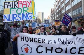 Largas esperas, bajos sueldos: la crisis que golpea al sistema de salud británico