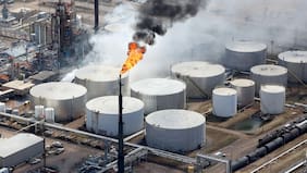 Precios del petróleo se disparan a máximos de un año tras ataque de Estados Unidos e Israel contra Irán