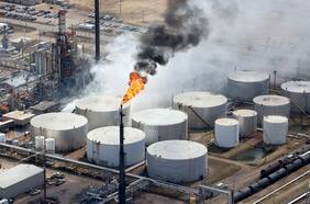 Agencia Internacional de Energía dice que el mundo estará nadando en exceso de petróleo a fines de esta década