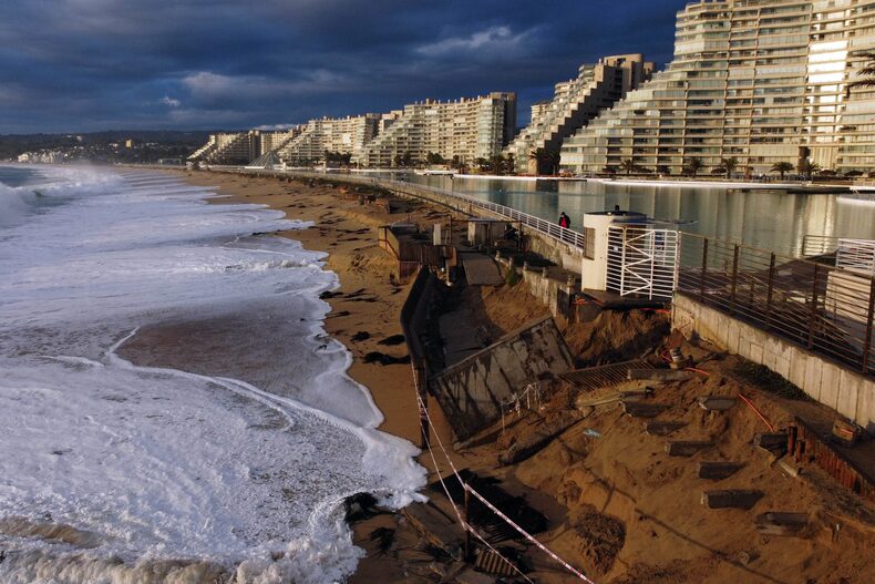ALGARROBO: Marejadas provocan daños en “piscina mas grande del mundo”