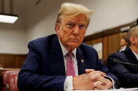 Informan de persona cubierta en llamas afuera del tribunal de Nueva York donde se lleva a cabo el juicio de Trump