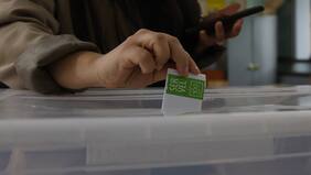 Mujeres lideran participación electoral pero aún son minoría en liderazgos políticos según estudio de Servel