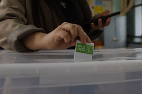 Mujeres lideran participación electoral pero aún son minoría en liderazgos políticos según estudio de Servel