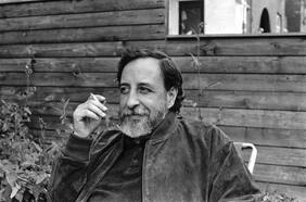 Poesía audiovisual: revisa a diez poetas nacionales leyendo sus versos en Youtube (sin Neruda ni Mistral)