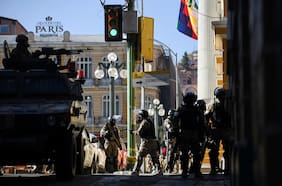 Militares bolivianos y vehículos blindados se retiran de los alrededores del Palacio presidencial en La Paz