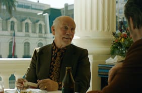 Cómo John Malkovich se posiciona como favorito a los Oscar por película filmada en Chile