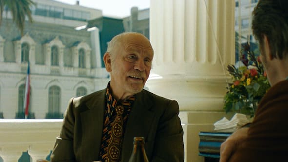 Cómo John Malkovich se posiciona como favorito a los Oscar por película filmada en Chile