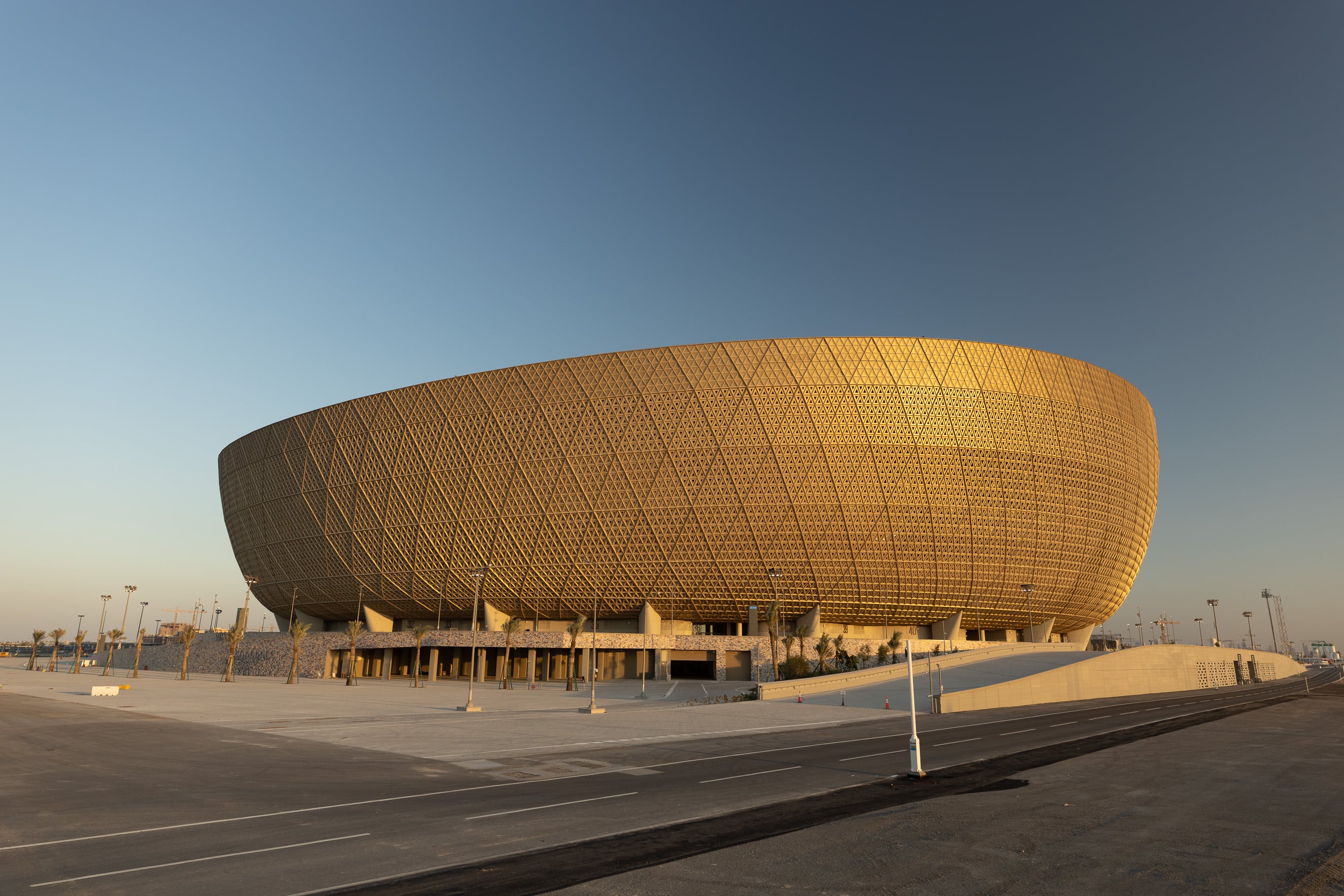 Es el estadio más importante de Qatar y sede de la final del Mundial de Fútbol de 2022. Con capacidad para ochenta mil personas, mezcla diseño sostenible e inspiración islámica. Es considerado un ícono de la arquitectura qatarí.