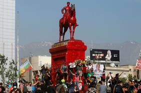 Consejo de Monumentos Nacionales señala que debe analizar formalmente solicitud del Ejército de trasladar estatua de Baquedano