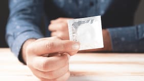 Por qué la guerra en Irán podría subir el precio de los condones hasta un 30%, según el principal productor mundial