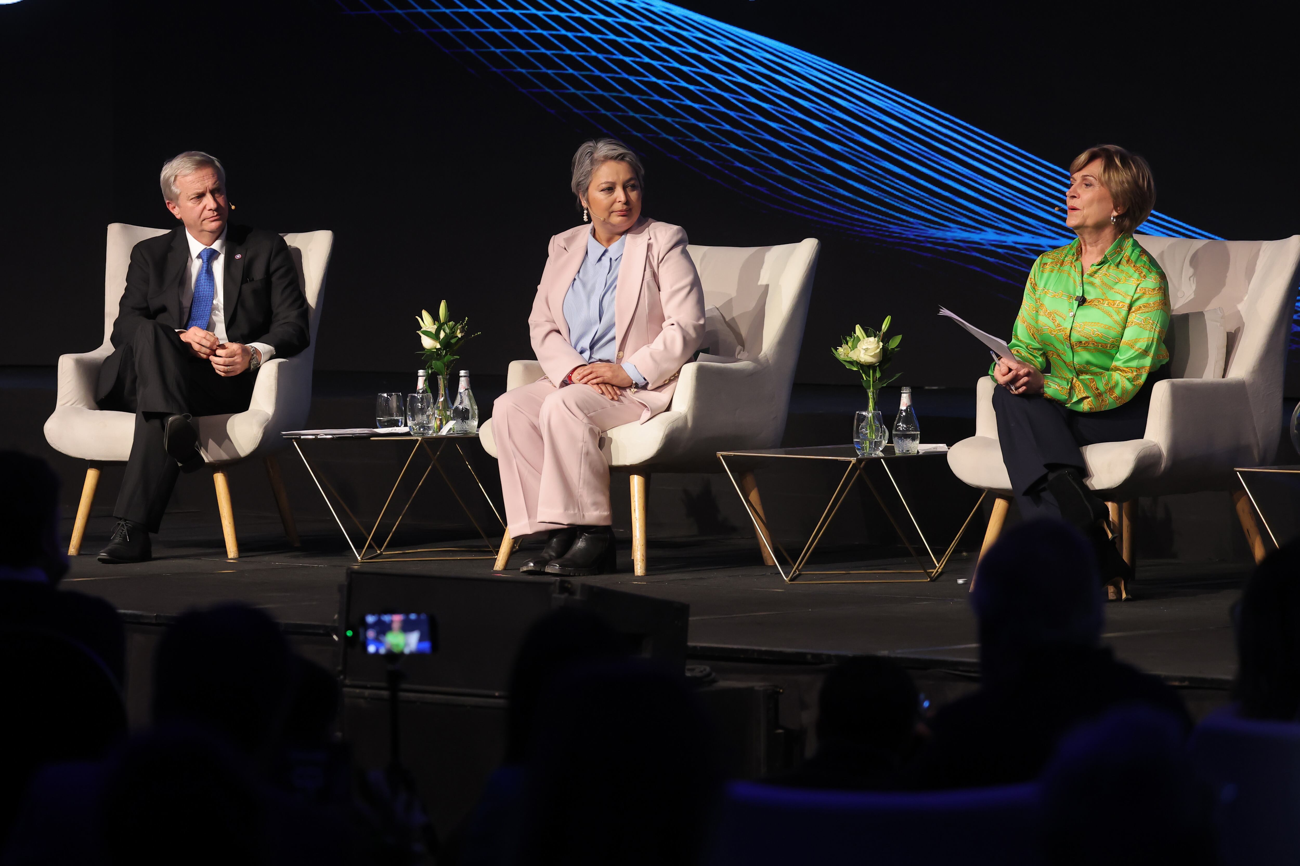 Santiago 24 de Julio 2025.
José Antonio Kast junto a Jeannette Jara y Evelyn Matthei durante el encuentro Anual de la CCS en conmemoración de su 106 aniversario en el Centro de Eventos Metropolitan Santiago
Javier Torres/Aton Chile
