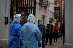 Shanghái flexibiliza restricciones anticovid y saca a cuatro millones más de personas del confinamiento