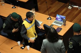 ¿Por qué Monsalve seguirá preso?: Fiscalía reveló que exsubsecretario usó su cámara, se metió a Signal y puso música con su teléfono la noche de los hechos