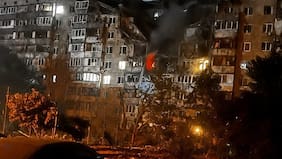 Nuevo ataque ruso golpea Kiev: misil destruye parte de un edificio residencial y deja personas atrapadas