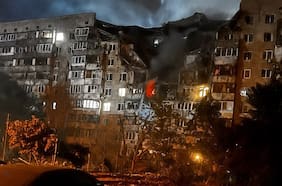 Nuevo ataque ruso golpea Kiev: misil destruye parte de un edificio residencial y deja personas atrapadas