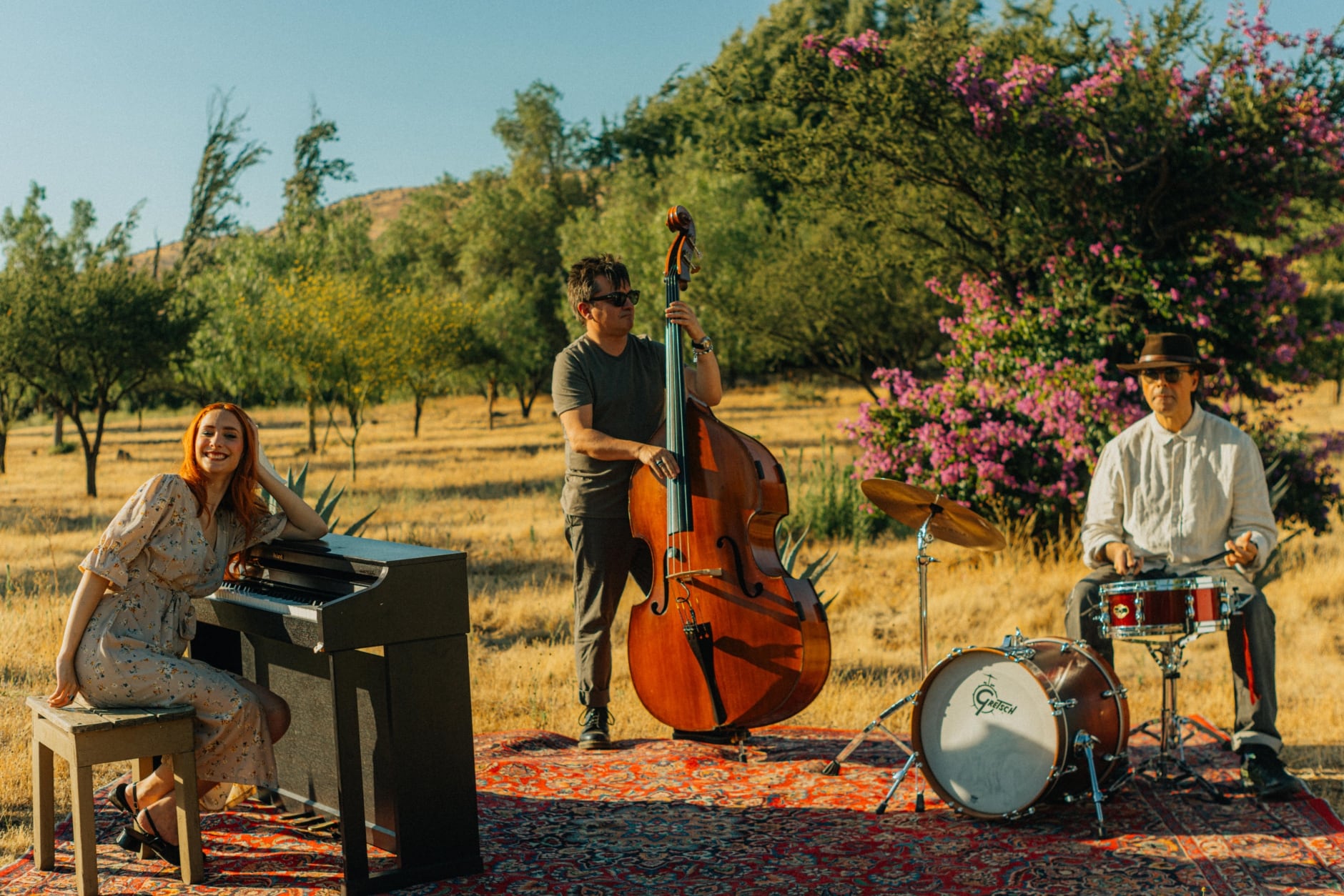 Antonella Sigala reúne a Mauricio Durán de Los Bunkers y Pancho Molina de Los Tres en su nuevo videoclip