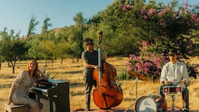Antonella Sigala reúne a Mauricio Durán de Los Bunkers y Pancho Molina de Los Tres en su nuevo videoclip