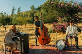 Antonella Sigala reúne a Mauricio Durán de Los Bunkers y Pancho Molina de Los Tres en su nuevo videoclip
