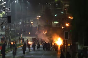 Dos carabineros heridos en Santiago tras enfrentamientos por nuevo aniversario del golpe militar