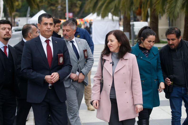 La fiscal regional de Valparaíso, Claudia Perivancich, y el subdirector de Investigación Policial y Criminalística de la PDI, Hugo Haeger, dieron cuenta del operativo para desbaratar a una estructura del Tren de Aragua que controlaba la venta de drogas en plazas de Viña del Mar.