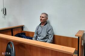 Ruso cuya hija hizo un dibujo contra la guerra huye tras ser condenado a dos años de cárcel